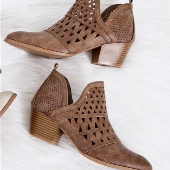 SHOEROOM21 boutique Shoes - ❤️HP❤️Ladies pointed toe low chunky heels booties